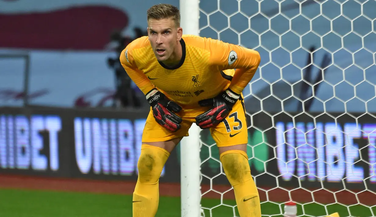Adrian. Kiper berusia 35 tahun yang kini memasuki musim ketiga bersama Liverpool ini total telah membuat 39 clean sheet dari 139 laga di Liga Inggris. Jumlah tersebut dikoleksinya termasuk bersama West Ham United yang dibelanya selama 6 musim mulai 2013/2014 hingga 2018/2019. (AFP/Pool/Rui Vieira)