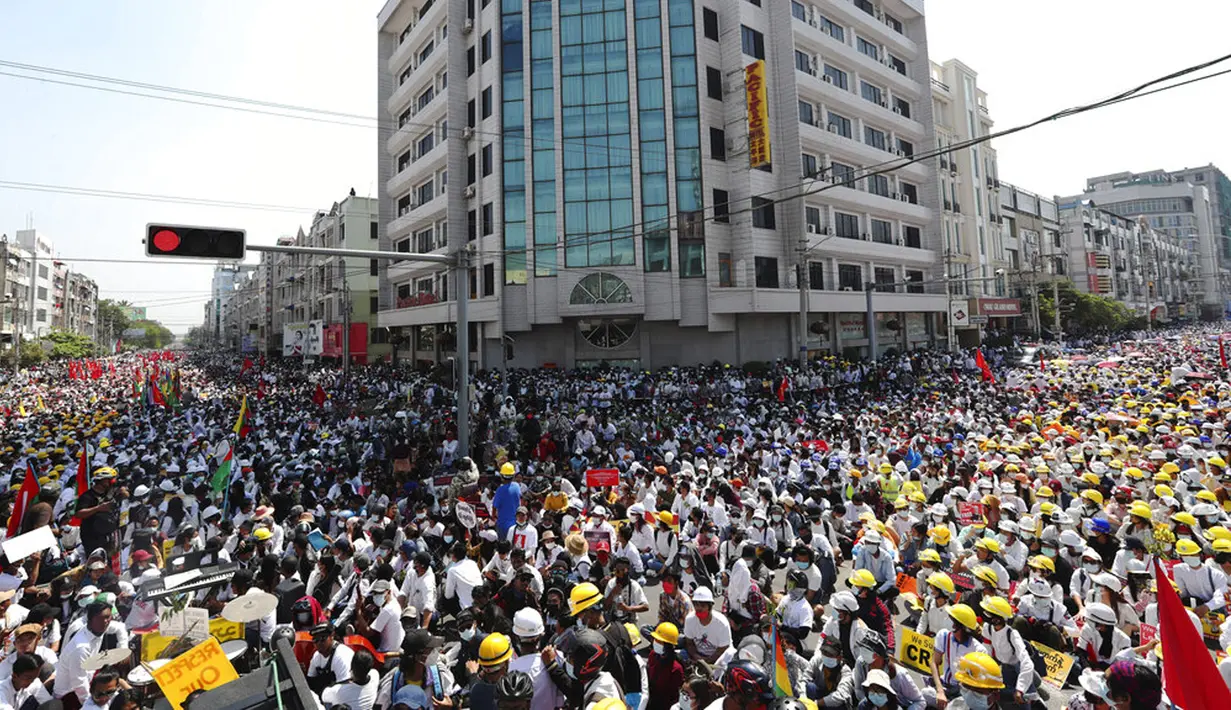 Pengunjuk rasa antikudeta memenuhi jalan ketika berkumpul dekat Stasiun Kereta Api Mandalay di Mandalay, Myanmar, Senin (22/2/2021). Militer Myanmar berkata anak muda bisa ikut terprovokasi. (AP Photo)