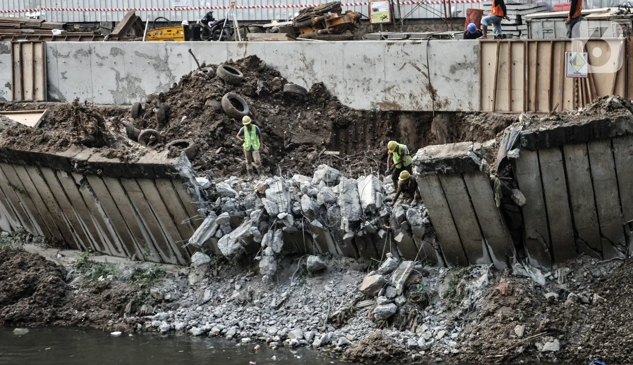 Aktivitas pekerja saat menyelesaikan perbaikan turap yang longsor di Kanal Banjir Barat, Jakarta, Kamis (6/8/2020). Turap longsor yang terjadi satu bulan lalu tersebut mulai diperbaiki dan ditargetkan rampung pada akhir tahun 2020. (merdeka.com/Iqbal S. Nugroho)