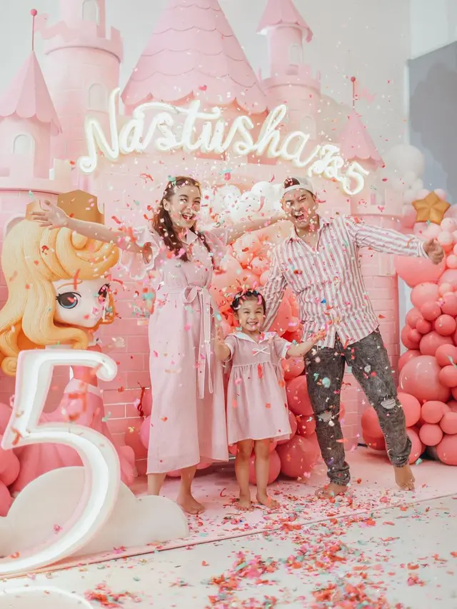 Momen Chelsea Olivia Rayakan Ulang Tahun Nastusha, Dekorasi Serba Pink. (Sumber: Instagram/chelseaoliviaa dan Instagram/glennalinskie)