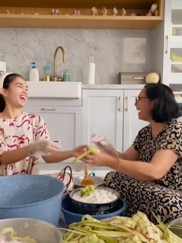 Potret Ussy Sulistiawaty mengajari mertua buat ketupat (Sumber: Instagram/@ussypratama)