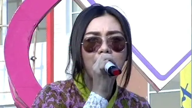 Vicky Shu membawakan lagu Pokoke Joged dalam acara inBox SCTV (26/08/2014).  