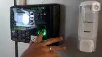 Sebuah botol hand cleanser disediakan bagi pegawai usai melakukan fingerprint di lingkungan kantor PLN Jakarta, Kamis (05/3/2020). PLN juga mengeluarkan Pedoman Penanggulangan Penyebaran Virus Corona yang mengatur mekanisme pemantauan dan penanganan virus corona. (Liputan6.com/Pool/PLN)
