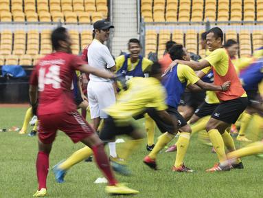 Pelatih Semen Padang, Nilmaizar, memimpin latihan anak asuhnya jelang laga final Piala Jenderal Sudirman melawan Mitra Kukar di Stadion Gelora Bung Karno, Jakarta, Sabtu (23/1/2016). (Bola.com/Vitalis Yogi Trisna) 