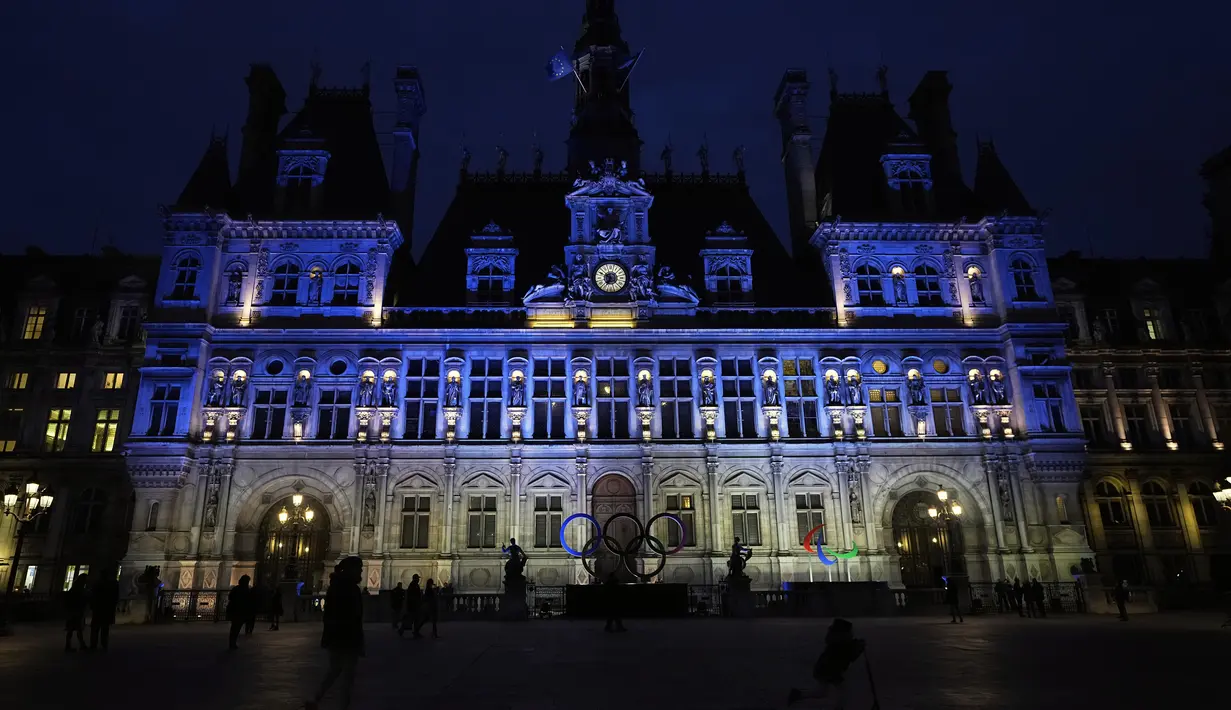 Balai Kota Paris diterangi dengan warna bendera Ukraina, di ibu kota Prancis, Rabu (23/2/2022). Balai Kota Paris menyala dengan warna bendera Ukraina untuk menunjukkan solidaritas menyusul keputusan Rusia yang mengakui "kemerdekaan" wilayah separatis di Ukraina timur.  (AP Photo/Michel Euler)