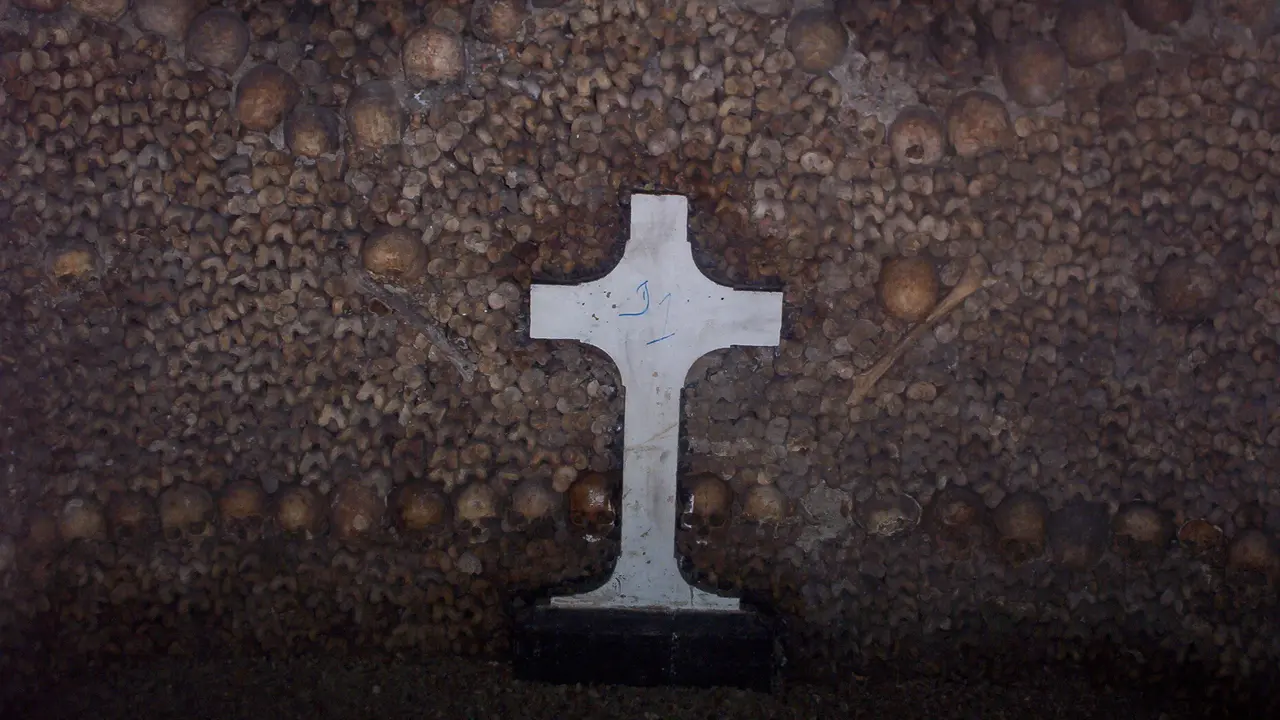 Catacombs Paris (Wikimedia Commons)