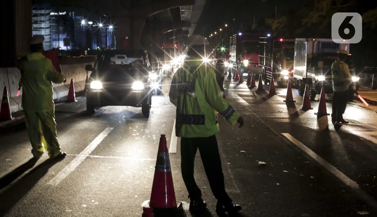 Polisi menggelar razia penyekatan di perbatasan Karawang-Cikarang, Bekasi, Jawa Barat, Sabtu (23/5/2020). Razia tersebut dilakuan untuk menyekat gelombang pemudik dari Jakarta menuju Jawa Tengah jelang Hari Raya Idul Fitri. (Liputan6.com/Johan Tallo)