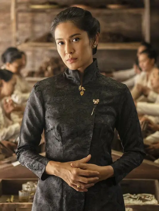 Tidak ada yang tidak mengakui prestasi Dian Sastrowardoyo di dunia hiburan tanah air. Aktris yang satu ini juga sering membagikan potret dirinya menjalani keseharian dalam balutan kebaya. Penampilan berkebaya Dian Sastro yang paling tidak terlupakan jelas ketika ia menjalani peran sebagai Gadis Kretek. Salah satunya adalah potret Dian Sastro dibalut kebaya janggan hitam ini. Sematan bros emas menjadi salah satu penyempurna penampilannya secara keseluruhan di sini. [Foto: Instagram/hagaipakan]