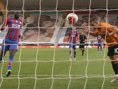 Pemain Wolverhampton Wanderers Daniel Podence (kanan) mencetak gol ke gawang Crystal Palace pada pertandingan Premier League di Molineux Stadium, Wolverhampton, Inggris, Senin (20/7/2020). Wolverhampton Wanderers menang 2-0. (AP Photo/Cath Ivill, Pool)