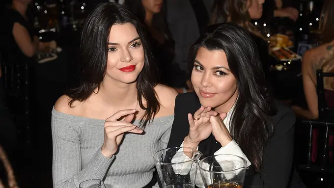 [Bintang] Kendall Jenner - Kourtney Kardashian