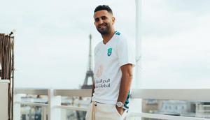 Riyad Mahrez didatangkan Manchester City dari sesama klub Premier League, Leicester City pada awal musim 2018/2019. Setelah 5 musim bersama, pada awal musim 2023/2024 saat kontraknya tersisa satu tahun usai perpanjangan kontrak pada 2022/2023, ia memutuskan hengkang ke klub Arab Saudi, Al-Ahli dengan nilai transfer 35 juta euro dengan durasi kontrak selama empat tahun hingga 30 Juni 2027. (twitter.com/ALAHLI_FCEN)