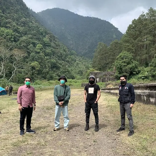 mengunggah foto bersama dr. Tirta, dr. Widi dan dr. Fajri di Gunung Puntang (https://www.instagram.com/p/CDdwqweBejO/)