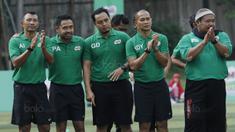 Mantan pemain Timnas Indonesia saat memberikan pelatihan kepada pesepak bola cilik di Lapangan Simprug, Jakarta, Sabtu (16/12/2017). Legenda sepak bola Indonesia ikut berpartisipasi pada MILO Football Clinic Day. (Bola.com/M Iqbal Ichsan)