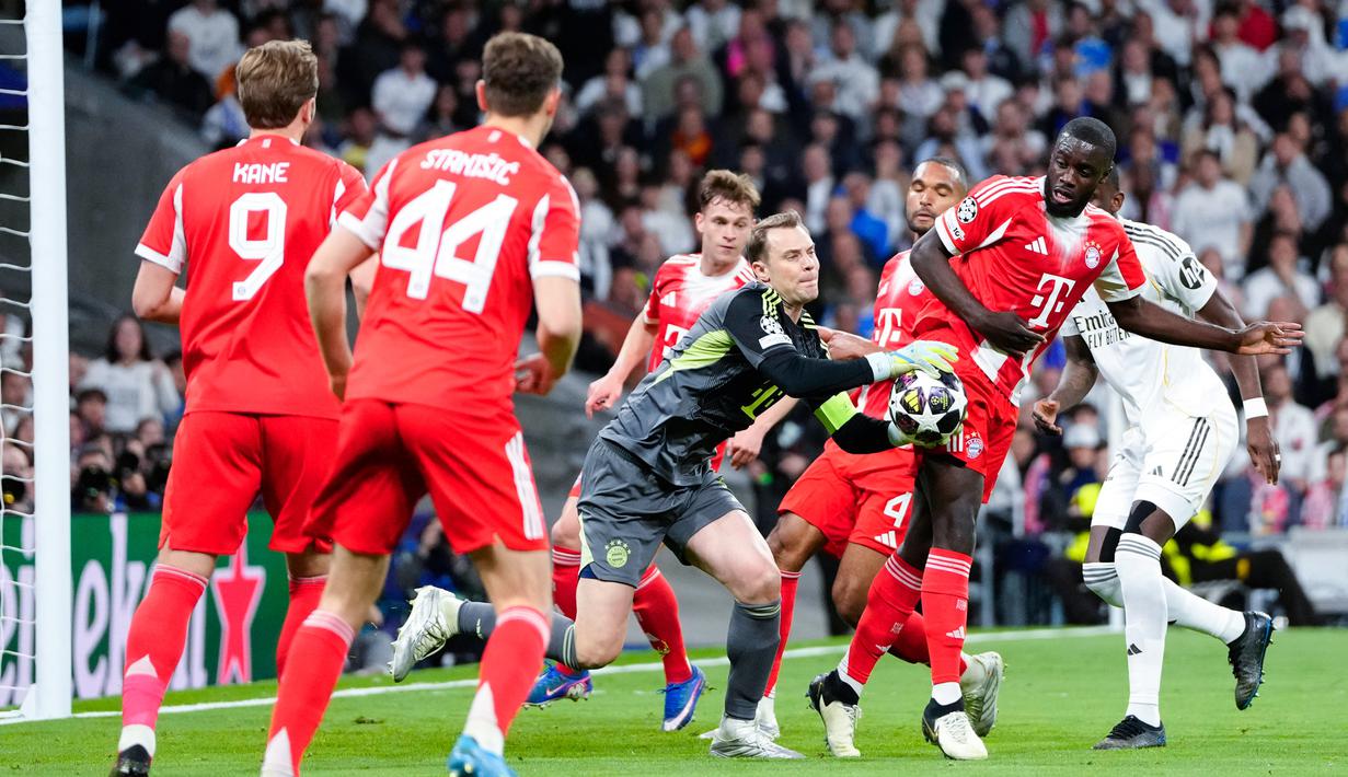 Kiper Bayern Munchen, Manuel Neuer, berusaha mengambil bola di depan gawangnya saat melawan Real Madrid pada laga leg pertama perempat final Liga Champions di Stadion Santiago Bernabeu, Rabu (8/4/2026). (AP Photo/Jose Breton)