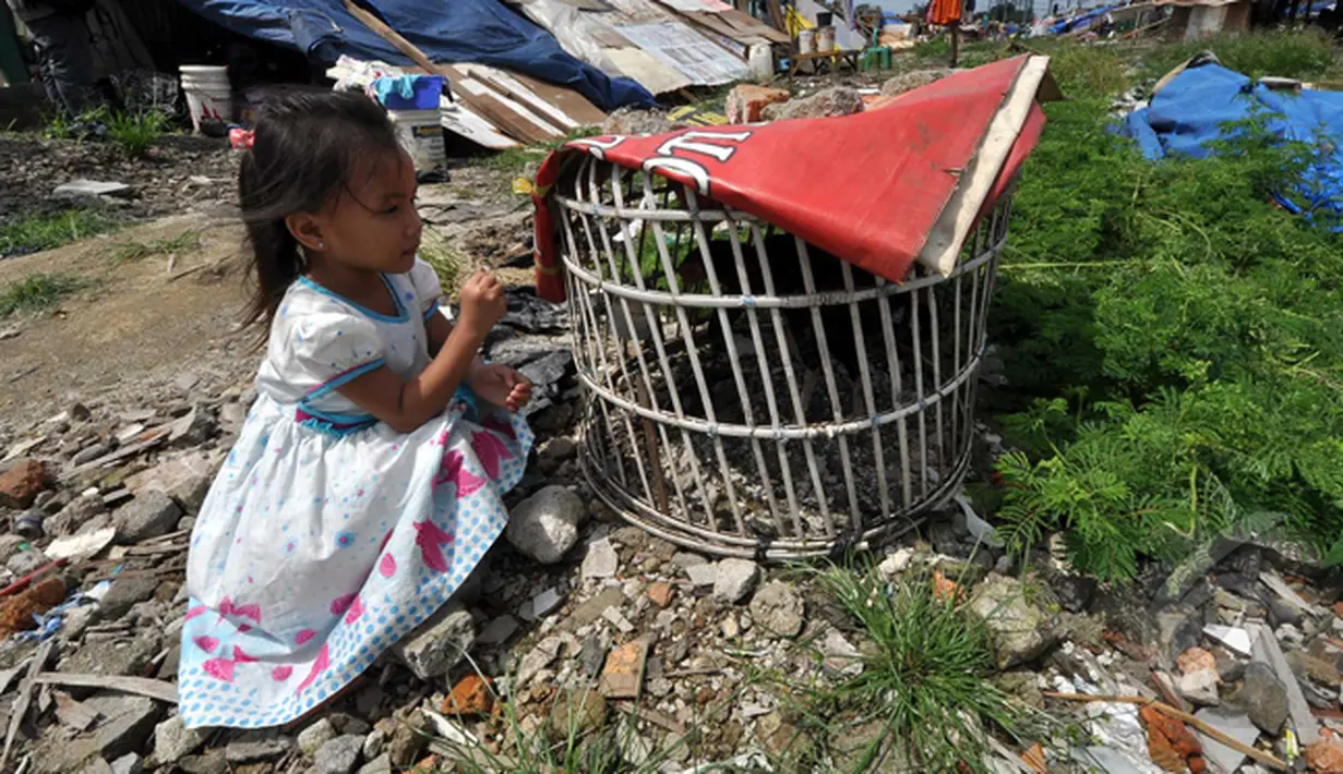 Seorang bocah tampak bermain di kawasan Bongkaran. Orangtua mereka memilih bertahan karena tak punya uang untuk menyewa rumah, Tanah Abang, Jakarta, Rabu (21/1/2015). (Liputan6.com/Miftahul Hayat)