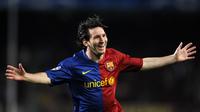 Penyerang Barcelona Lionel Messi berselebrasi usai mencetak gol ke gawang Basel pada pertandingan Liga Champions di di stadion Camp Nou pada tanggal 4 November 2008. Lionel Messi berkarir bersama Barcelona selama 20 tahun. (AFP/Lluis Gene)