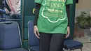 Tampil dengan kaos hijau, jilbab hitam, serta celana hitam, Maudy nampak anggun dan cantik. (Kapanlagi.com/Muhammad Akrom Sukarya)