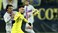 Pemain Barcelona, Jules Kounde, berebut bola dengan pemain Villarreal, Alex Baena, pada laga Liga Spanyol di Stadion Ceramica, Minggu (12/2/2023). Dengan kemenangan ini, Barcelona kini makin kokoh di pucuk klasemen dengan raihan 56 angka dari 21 laga. z(AP Photo/Alberto Saiz)