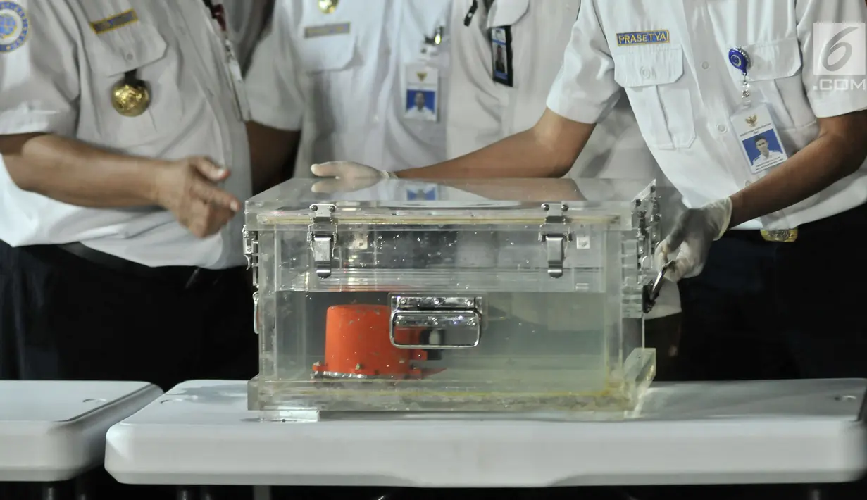 Black Box dari pesawat Lion Air JT 610 diperlihatkan saat rilis posko evakuasi JICT 2, Tanjung Priok, Jakarta, Kamis (1/11). Black Box  tersebut ditemukan 500 meter dari lokasi jatuhnya pesawat Lion Air JT 610. (Merdeka.com/Iqbal S. Nugroho)