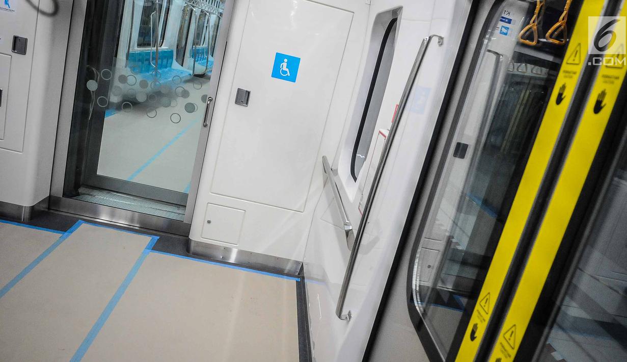 Tempat khusus bagi penyandang disabilitas dalam Moda Raya Terpadu (MRT) dari Stasiun Bundaran HI-Lebak Bulus, Jakarta, Senin (10/12). Perjalanan dari Stasiun Bundaran HI-Lebak Bulus ditempuh dalam waktu 15 menit. (Liputan6.com/Faizal Fanani)