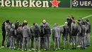 Pelatih AC Milan, Stefano Pioli (tengah) berbicara kepada para pemainnya di lapangan di Stadion Wanda Metropolitano di Madrid, Spanyol (23/11/2021). AC Milan akan bertanding melawan Atletico Madrid pada Grup B Liga Champions. (AFP/Oscar Del Pozo)