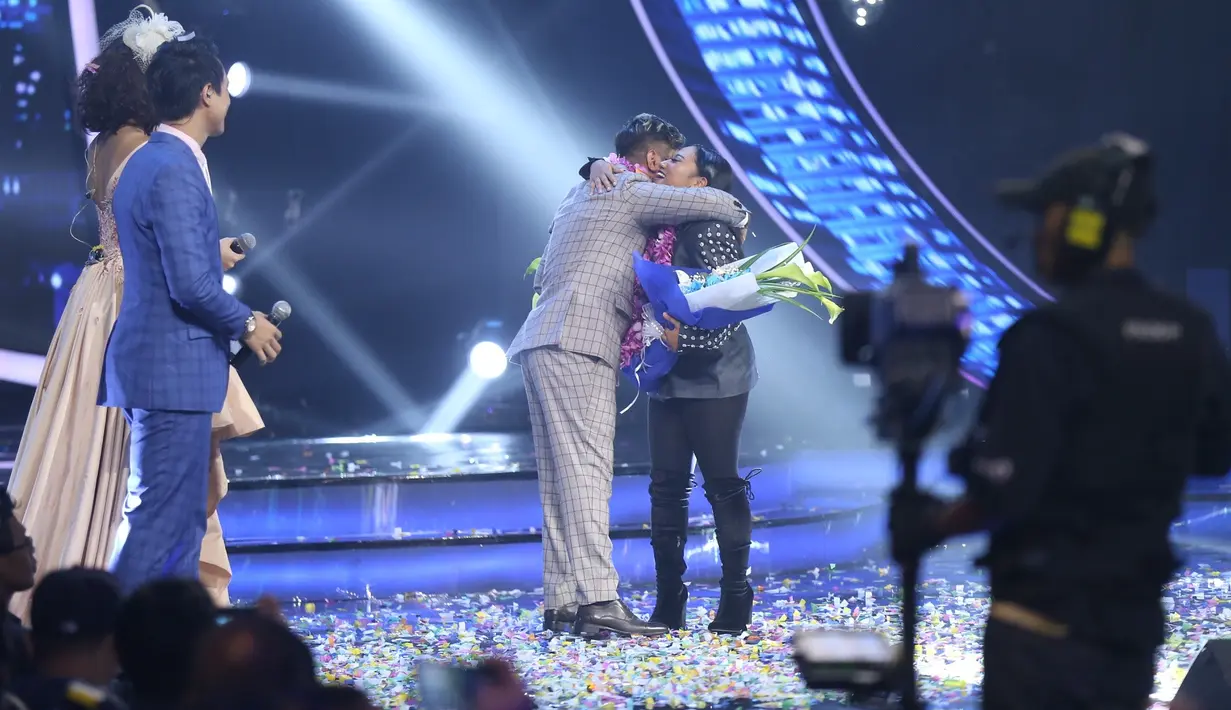 Abdul dan Maria akhirnya bernapas lega setelah Daniel Mananta membacakan siapa yang akhirnya harus meninggalkan panggung spektakuler. (Nurwahyunan/Bintang.com)