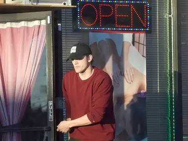 Aktor tampan, Ashton Kutcher belum lama ini kepergok keluar dari panti pijat plus-plus asal Thailand yang terletak di Los Angeles. Suami Mila Kunis itu mengenakan busana santai dengan topi baseball saat keluar dari panti pijat tersebut. (thesun.co.uk)