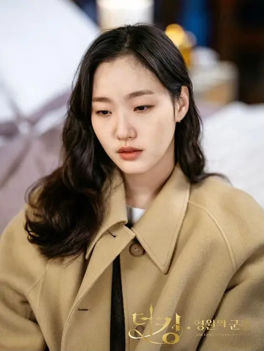 Bermain KDrama yang berjudul "The King: Eternal Monarch", Kim Go Eun merubah tatanan rambutnya menjadi side swept bangs, gaya rambut panjang berponi tanggung yang dibiarkan terurai. (Instagram/purple_heart33).