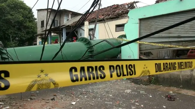 Sebuah menara jaringan telekomunikasi roboh menimpa tiga rumah.