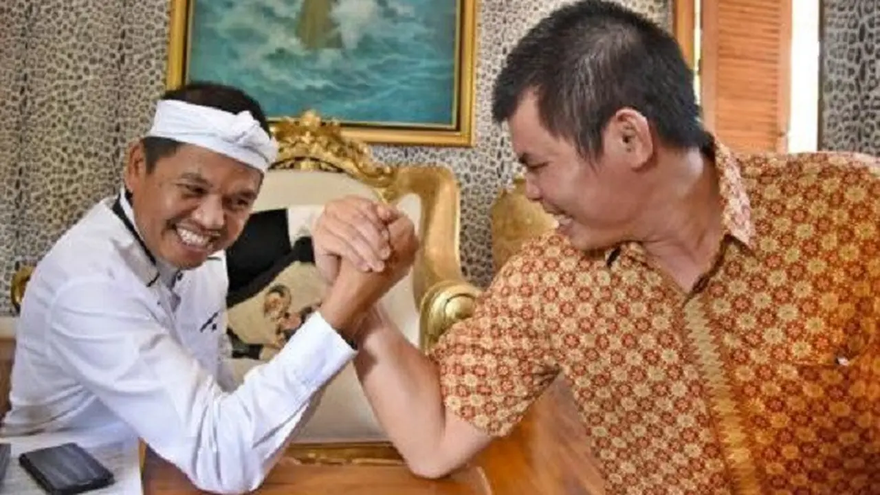 Mantan juara dunia Chris John (kanan) berpose dengan Bupati Purwakarta Dedi Mulyadi.