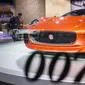 Sportcar Jaguar C-X75 yang akan hadir dalam film James Bond terbaru, `Spectre` ikut dihadirkan di Frankfurt Motor Show (IAA) 2015, Jerman (16/9/2015). Dalam adegan film Spectre, mobil tersebut akan dikendarai oleh Dave Bautista (Reuters/ Odd Andersen)