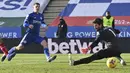 Harvey Barnes sukses menambah keunggulan The Foxes pada menit ke-85 memanfaatkan umpan dari Wilfred Ndidi. (Foto: AP/Pool/Paul Ellis)