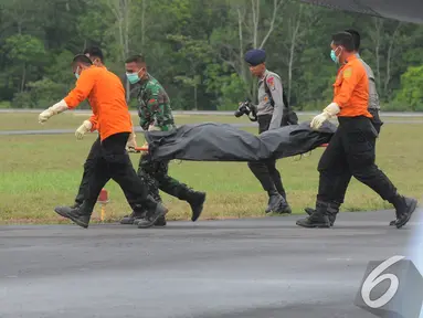  Petugas gabungan memindahkan kantong berisi jenazah penumpang AirAsia QZ8501,   Lanud Iskandar, Pangkalan Bun, Kalteng, Rabu (8/1/2015). (Liputan6.com/Herman   Zakharia)