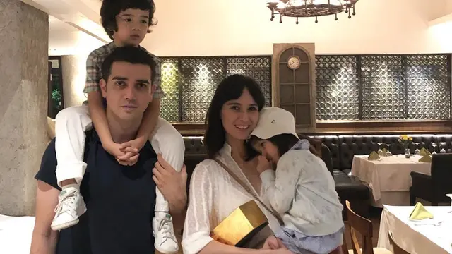 Potret harmonis keluarga Fachri Albar dan Renata Kusmanto