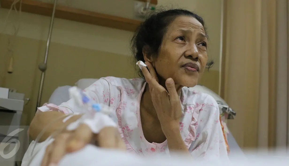 Bintang film senior, Yenny Farida sedang menjalani perawatan intensif di rumah sakit Mitra Keluarga, Depok, Jumat (3/6). Yenny menderita penyakit diabetes sejak lima tahun terakhir. (Liputan6.com/Herman Zakharia)