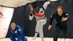 Sprinter Jamaika, Usain Bolt (tengah) mencoba berlari saat mencoba ruangan gravitasi nol dalam pesawat Airbus Zero-G di Reims, Prancis, Rabu (12/9). Bolt terlihat terus tersenyum saat melakukan aksi tersebut. (Laurent Theillet, Mumm/Novespace via AP)