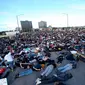 Orang-orang melakukan tiarap di Jembatan Burnside selama sembilan menit saat menyerukan keadilan atas kematian George Floyd di Portland, Oregon, 2 Juni 2020. Aksi menyimbolkan momen terakhir Floyd saat lehernya ditindih lutut polisi Minneapolis pada 25 Mei lalu. (Sean Meagher/The Oregonian via AP)