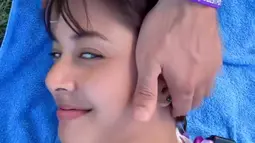 Pemain web series Kitab Kencan ini terlihat menikmati peregangan otot dan tulang dari tunangan. Tangan besar Tyler rileks membolak-balikkan kepala Aurelie yang seolah sedang melakukan massage. (Liputan6.com/IG/@aurelie)
