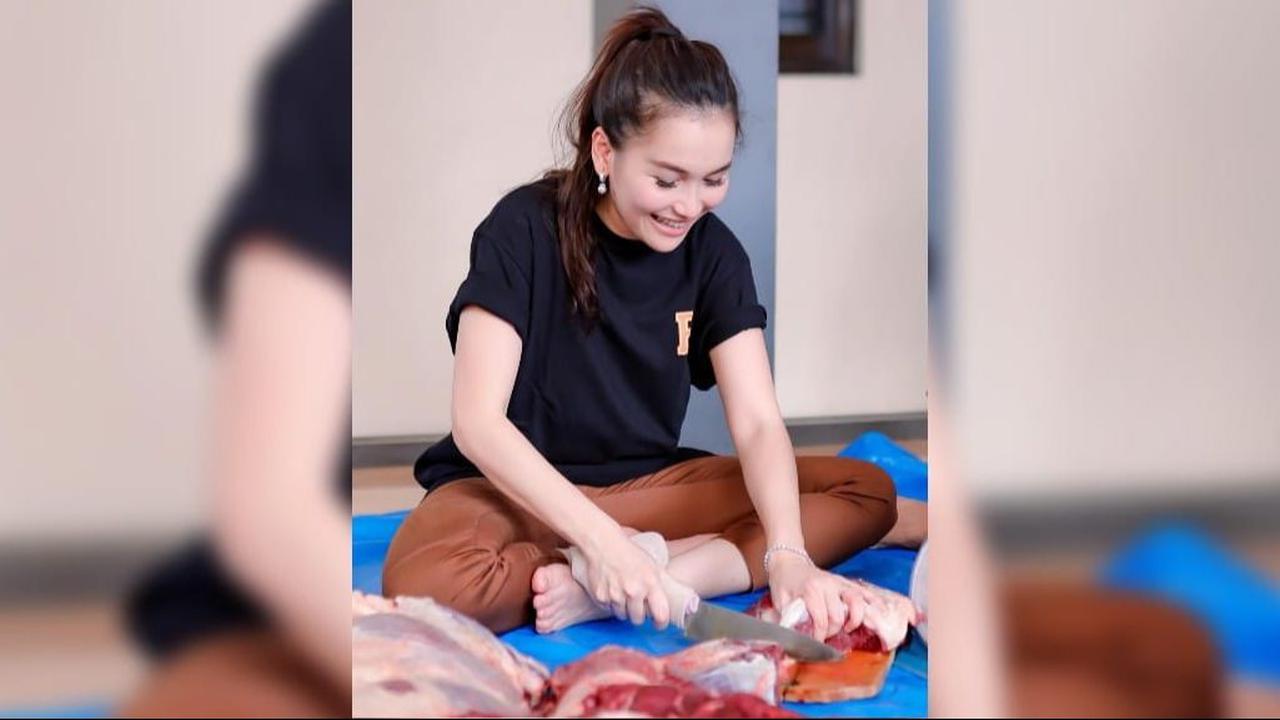 10 Potret Ayu Ting Ting Mendadak jadi Tukang Daging di Momen Idul Adha, Netizen 'Bening Banget Tukang Dagingnya
