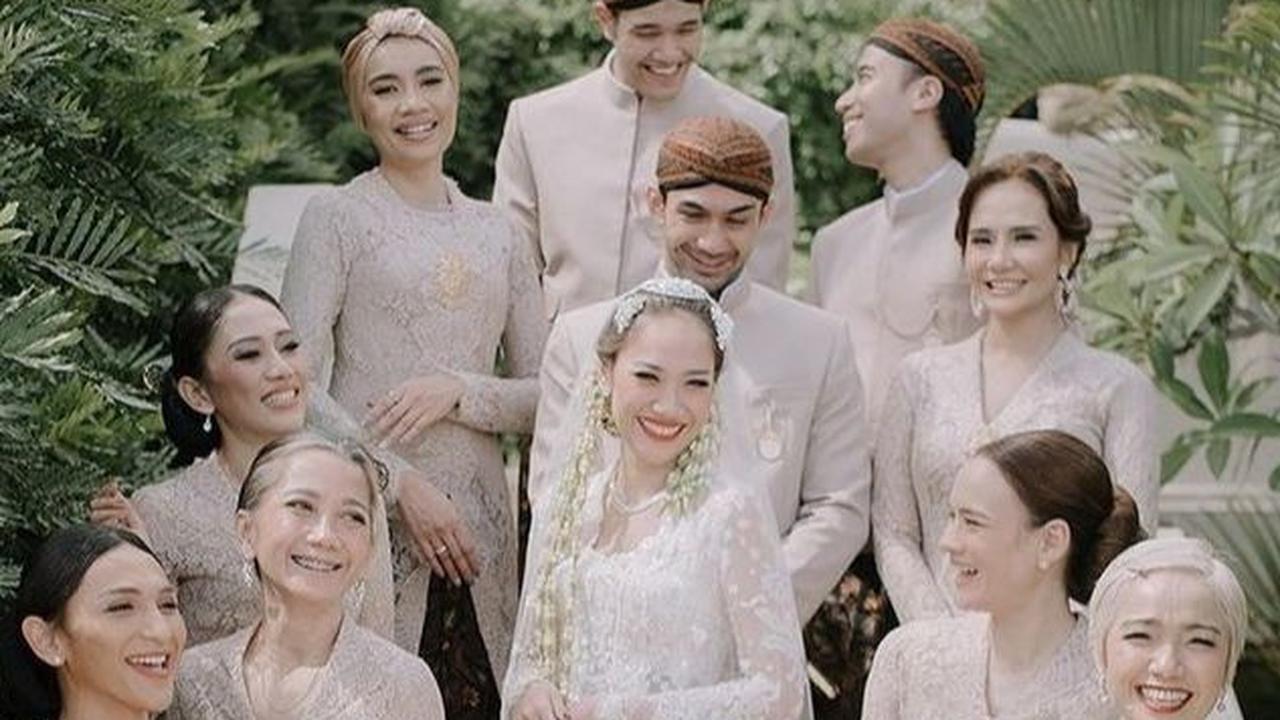 Turut Merasa Bahagia, Ini 8 Potret Reza Rahadian Cium dan Peluk BCL Usai Akad Nikah