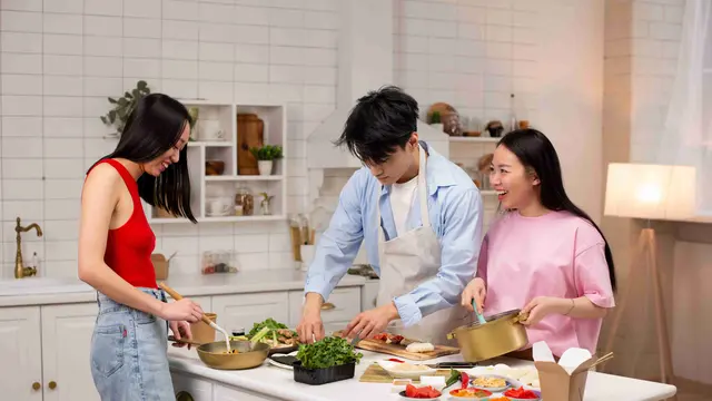 Mencoba menu masakan baru bersama sahabat.