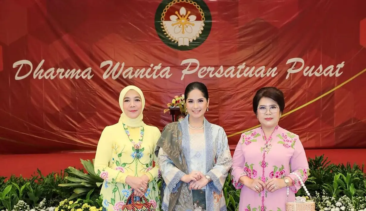 Ia mengenakan kebaya kutubaru dengan nuansa biru pastel yang adem. Dipadukan dengan kain Batik sebagai bawahan dan selendang. [@annisayudhoyono]