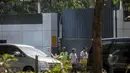 Tampak Petugas berjaga di depan pintu Kedutaan besar Australia pasca eksekusi mati dua warga negaranya di Indonesia karena terlibat kasus narkoba, Jakarta, kamis (30/4/2015). (Liputan6.com/Faizal Fanani)