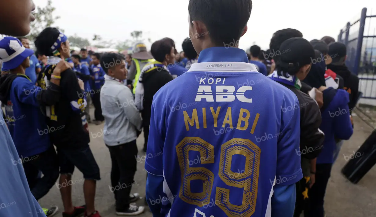 Seorang suporter menggunakan jersey dengan tulisan Miyabi 69 saat mononton laga Persib Bandung vs Bali United di Stadion Si Jalak Harupat, Soreang, Bandung, Rabu (30/3/2016). Miyabi nama bintang film porno di Jepang.(Bola.com/Nicklas Hanoatubun)
