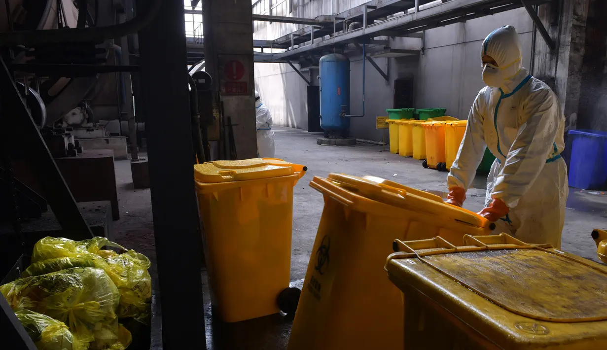 Pekerja bersiap memasukkan limbah medis ke dalam bucket elevator di Wuhan Beihu Yunfeng Environmental Technology Co., Ltd. di Distrik Qingshan, Wuhan, Hubei, China, Rabu (4/3/2020). Perusahaan ini memiliki kapasitas pembuangan limbah medis virus corona (COVID-19) hampir 15 ton per hari. (Xinhua/Cai