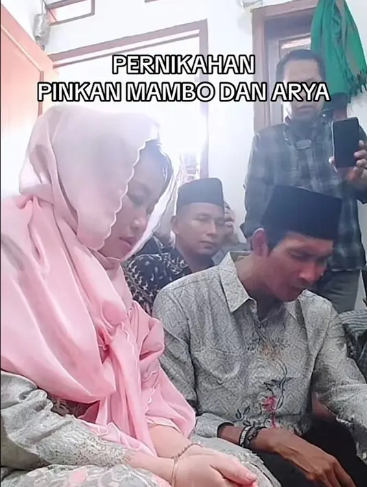 Karena duda satu anak tersebut belum bisa melunasi hutangnya, Pinkan Mambo lantas menikahinya. "Dia belum bisa balikin, ya gue kawinan," kata perempuan berusia 43 tahun ini. [TikTok]