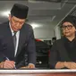 Kepala BNPB Letjen TNI Doni Monardo disaksikan Menlu Retno Marsudi menandatangani surat serah terima jenazah Kapus Data Informasi dan Humas BNPB Sutopo Purwo Nugroho di rumah duka Raffles Hils, Cimanggis, Depok, Minggu (7/7/2019). Sutopo tutup usia di Guangzhou, China. (Liputan6.com/Herman Zakharia)