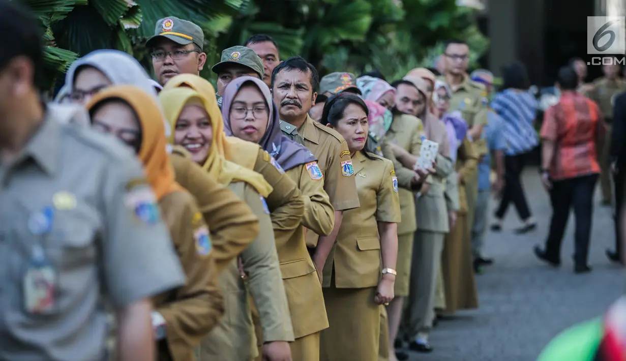Pegawai Pemprov mengantre untuk bersalaman dengan Gubernur DKI Jakarta Anies Baswedan selama halal bihalal di Balaikota, Jakarta, Senin (10/6/2019). Pemerintah Provinsi DKI Jakarta menggelar Halal Bihalal pada hari pertama PNS masuk kerja setelah libur Lebaran 2019. (Liputan6.com/Faizal Fanani)