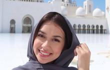 Potret Rebecca Klopper Liburan ke Abu Dhabi, Berkunjung ke Masjid Pakai Kerudung Cantiknya Bikin Hati Meleleh