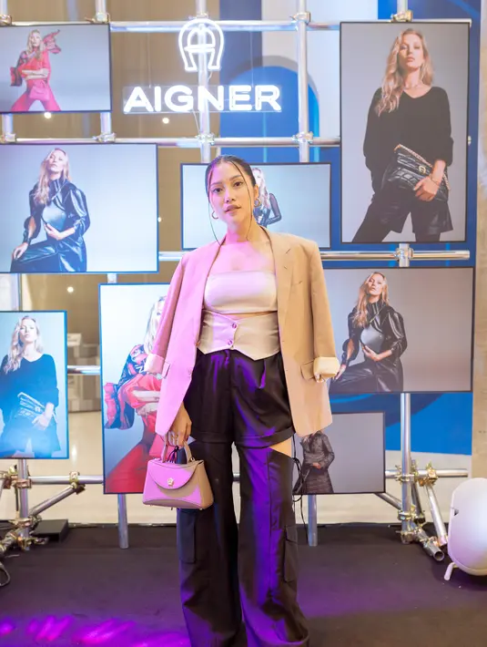 Claudia Setyohadi tampil bold dengan celana cut out dan oversized blazer. (Foto: Aigner Indonesia)
